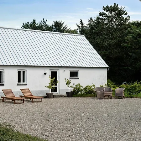 Renovated Estate With Private Hébergement de vacances