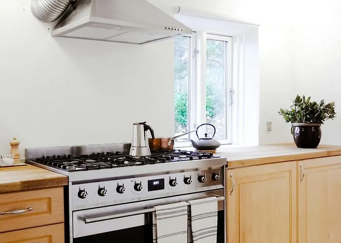 Renovated Estate With Private Hébergement de vacances *